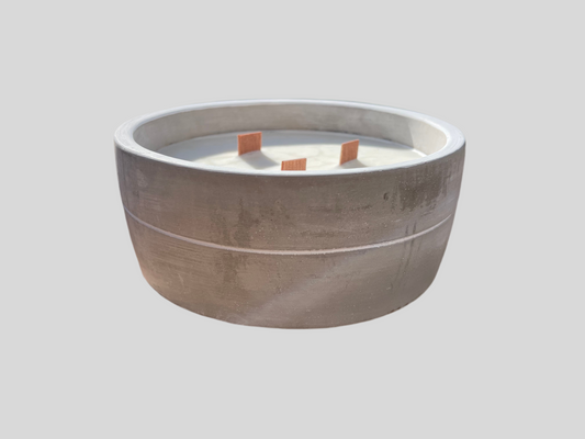 Grote kaars in betonnen pot - Patchouli & donkere Amber - houten lonten - knisperend geluid